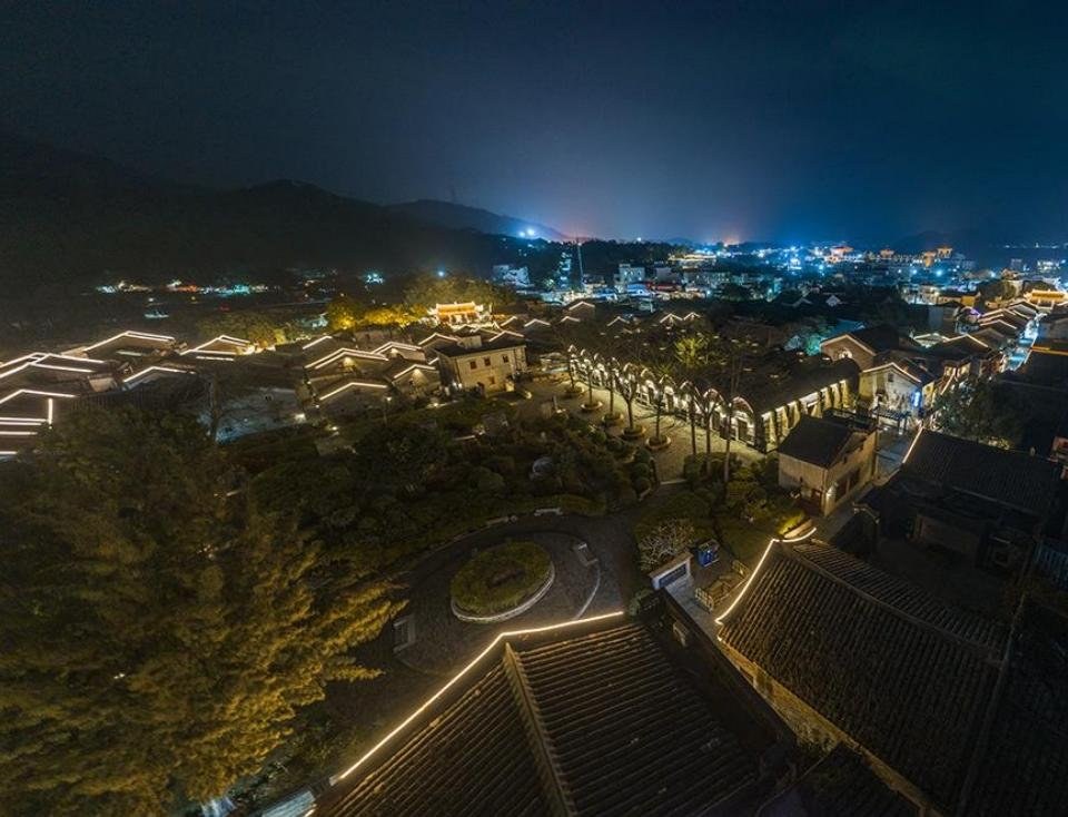 大鹏所城古建筑群亮化航拍（山景视角，街区屋顶线性灯延伸）