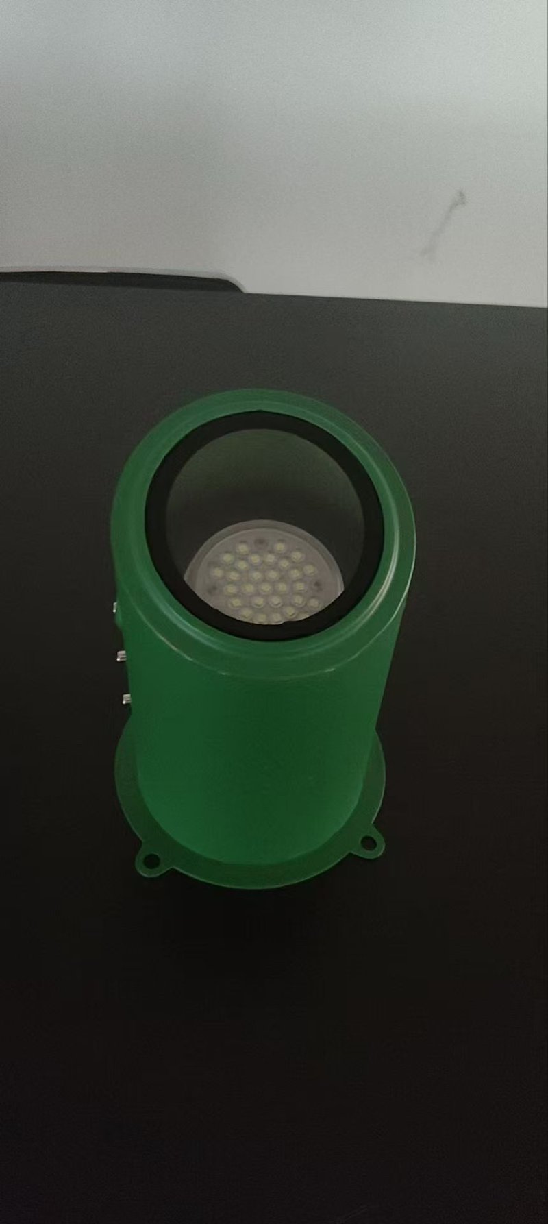 绿色地埋照树灯产品图（铸铝底座+可调角度 LED 模组，适用于古建景区行道树与绿化带景观照明）