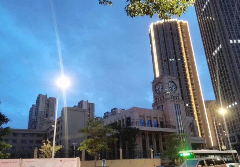 国维中央广场整体泛光项目实拍（钟楼金色线条+塔楼亮化）
