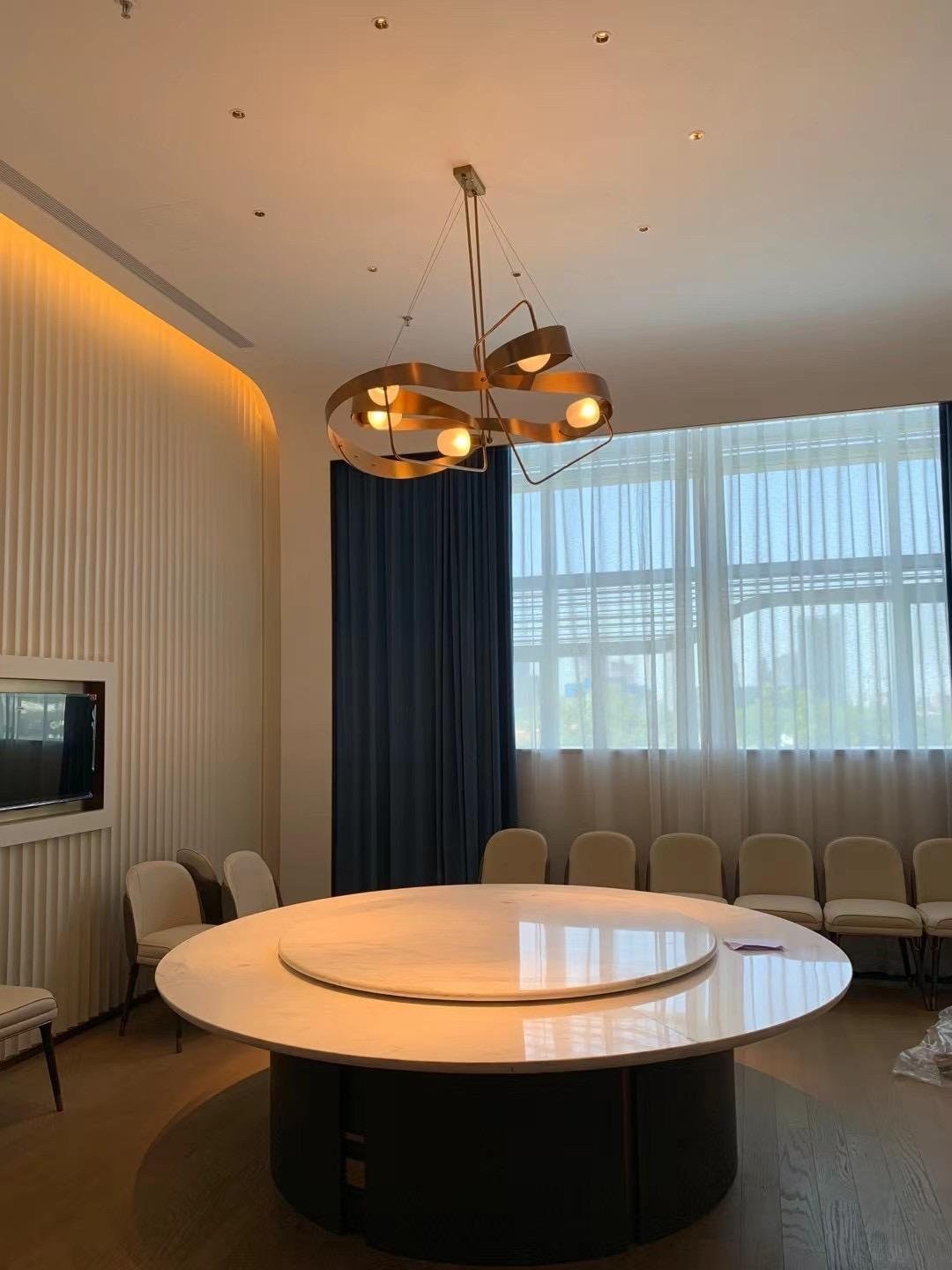 南航大酒店包间金色飘带艺术吊灯（非标定制）