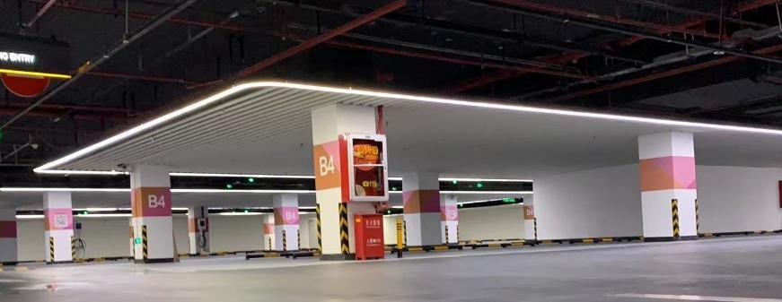 深圳华侨城购物广场地下车库B4层柱子标识+线性灯效果实景