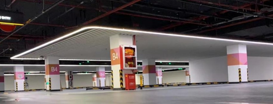 华侨城购物广场地下停车场B4层线性灯实拍（广东鑫森建设）