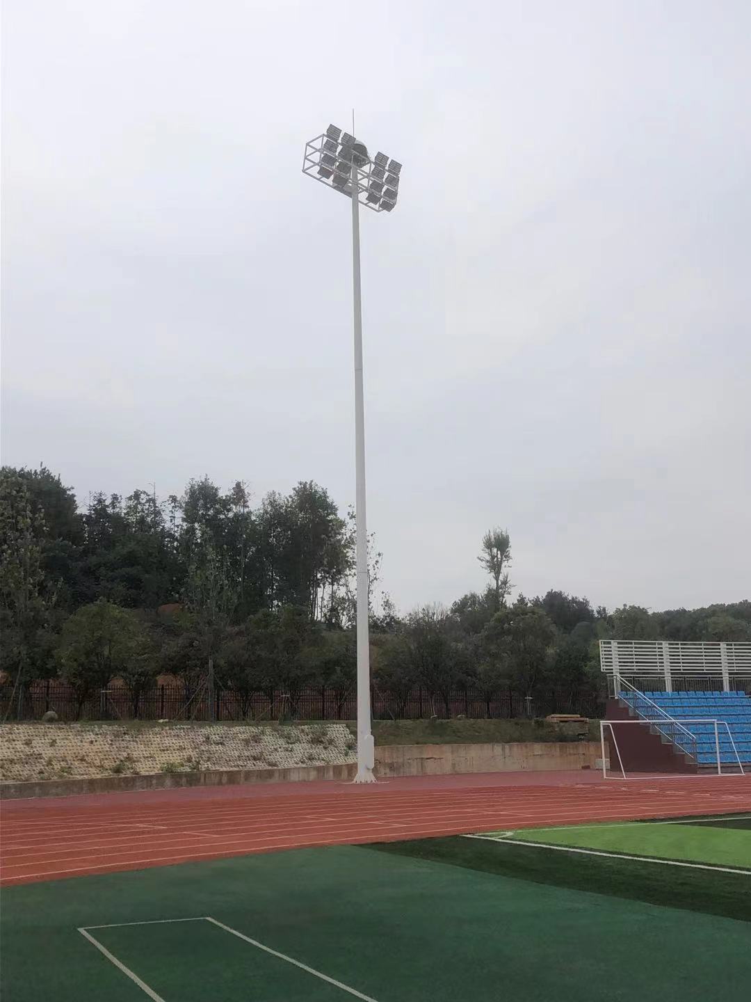 武昌首义学院嘉鱼校区足球场30米高杆灯安装实景