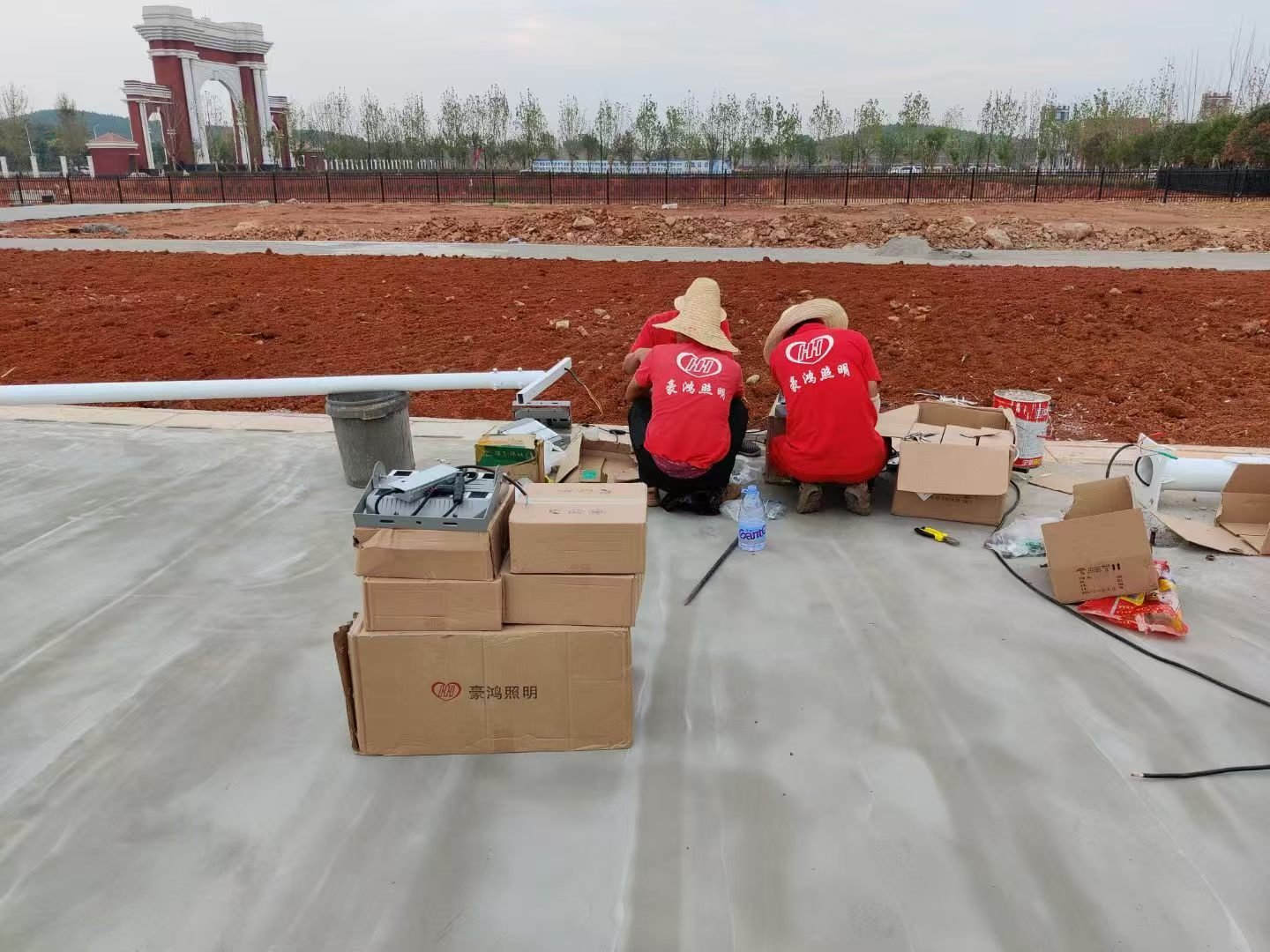 武昌首义学院项目豪鸿照明施工队接线组装实景（工服+纸箱品牌实证）