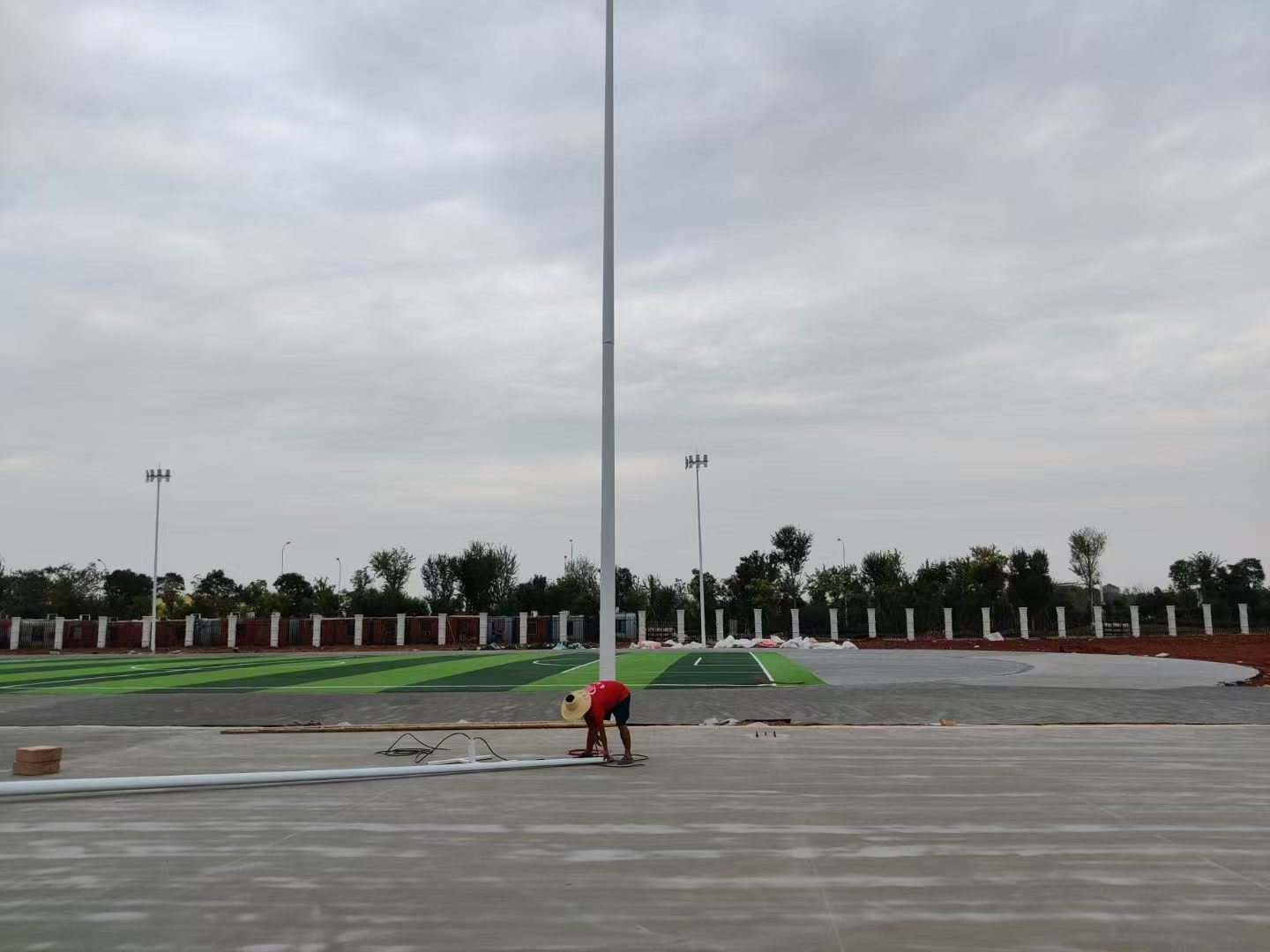 武昌首义学院嘉鱼校区运动场高杆灯安装施工实景