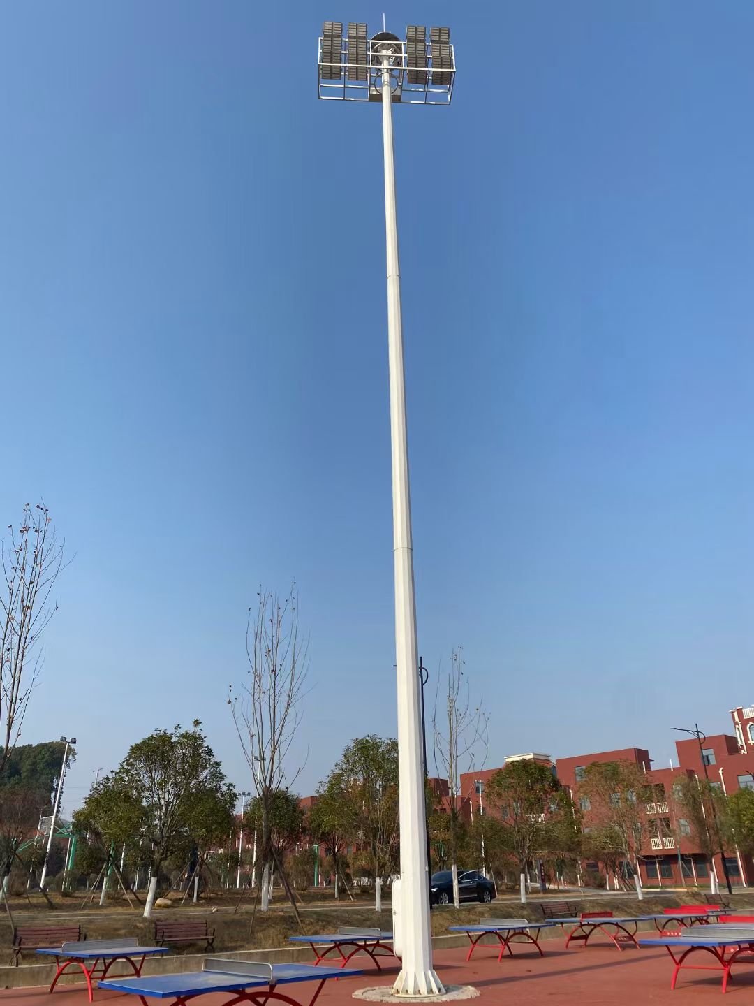 武昌首义学院嘉鱼校区足球场30米升降式高杆灯——多模组LED投光器+乒乓球台运动区实景