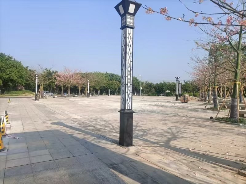 松山湖生态园广场中式镂空纹样庭院灯近景（黑白色调+几何图案灯头）