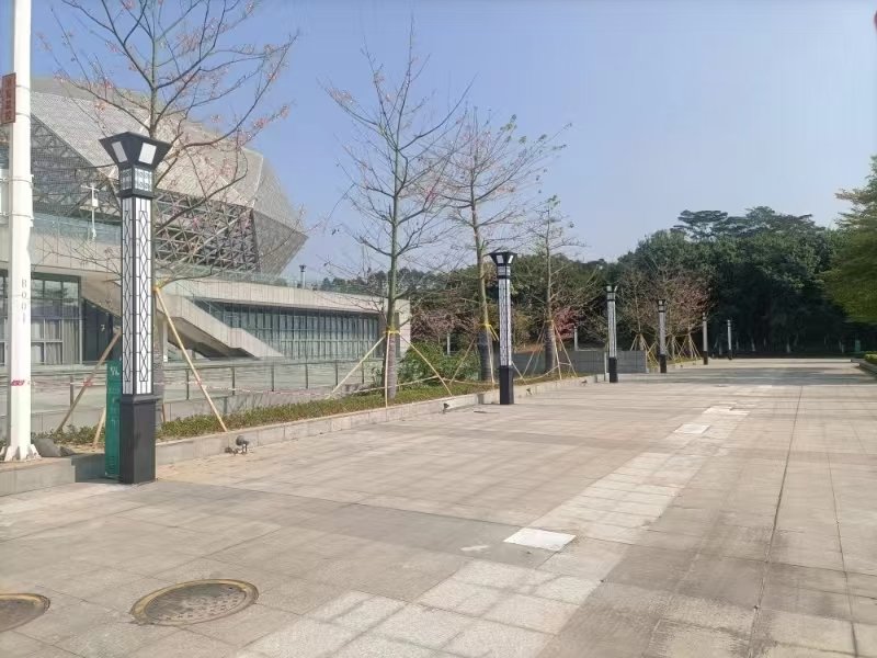 松山湖生态园广场庭院灯与创新区建筑全景（湖湾新城市创新区）
