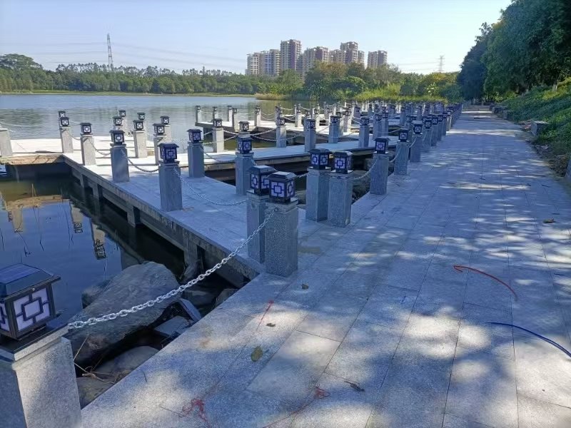 松山湖生态园码头栈道太阳能柱头灯阵列（花岗岩石柱+铁链护栏）