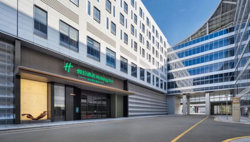 温州机场假日酒店外景入口——假日酒店 Holiday Inn 霓虹招牌+玻璃幕墙立面